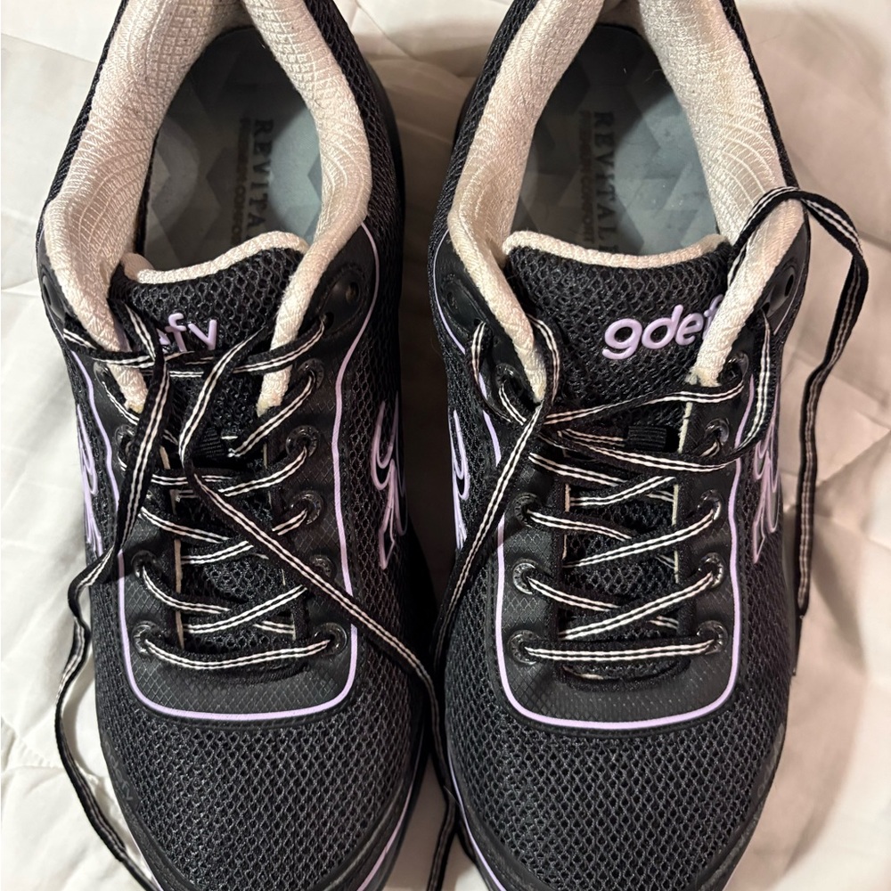 gdefy Gravity Defyer Black and White Women's Athletic Shoes EUC